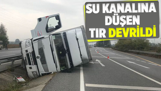 Akyazıda tır devrildi