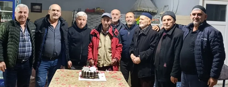 Akyazı’da Yürek Isıtan Sürpriz: 61 Yaşındaki Hüseyin Eren’e İlk Doğum Günü Kutlaması