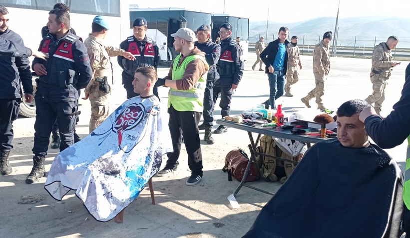 Akyazılı berberler depremzedelere tıraş hizmeti veriyor