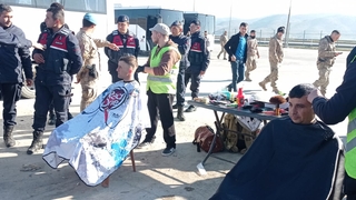 Akyazılı berberler depremzedelere tıraş hizmeti veriyor