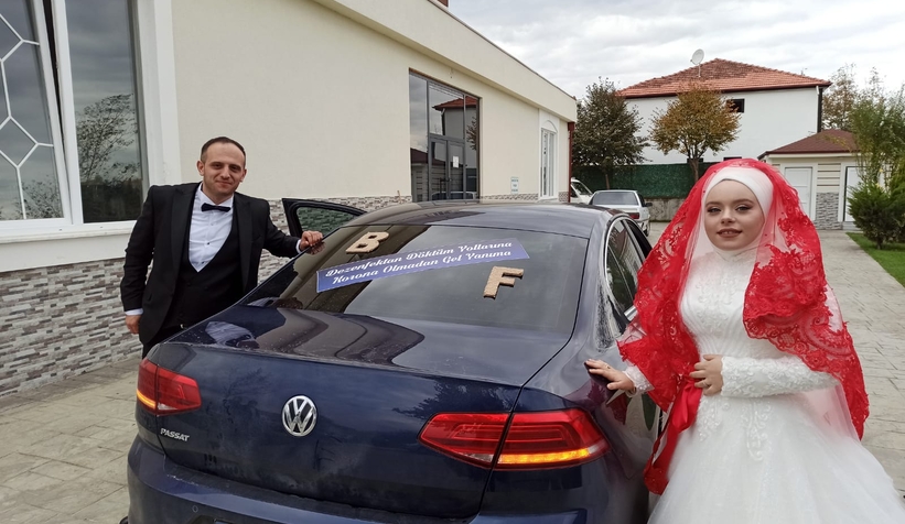 Akyazılı çiftin gelin arabasında gülümseten yazı