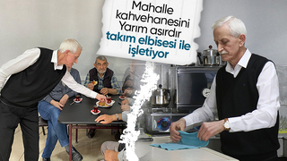 Akyazılı kahveci yarım asırdır takım elbise ile işini yapıyor