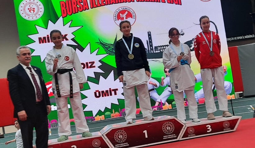Akyazılı karateciler Bursa'dan 6 madalya ile döndü