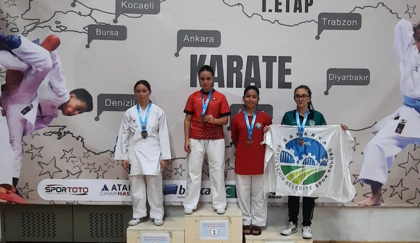 Akyazılı karateciler madalyaları topladı