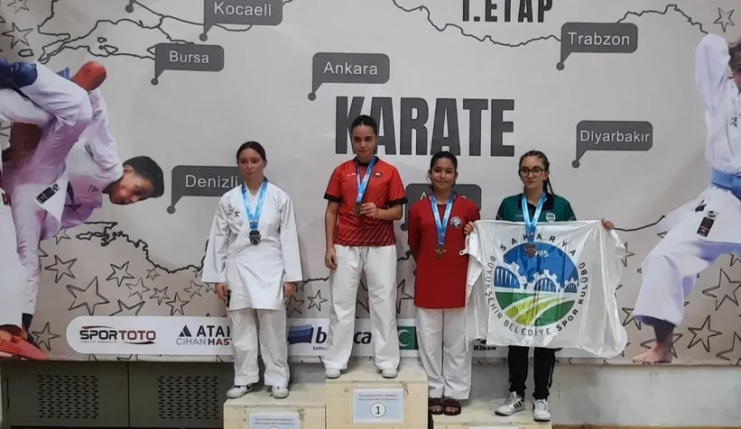 Akyazılı karateciler madalyaları topladı