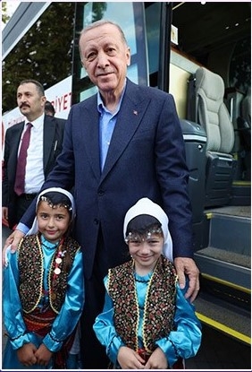 Akyazılı öğrenciler Erdoğan'ı karşıladı