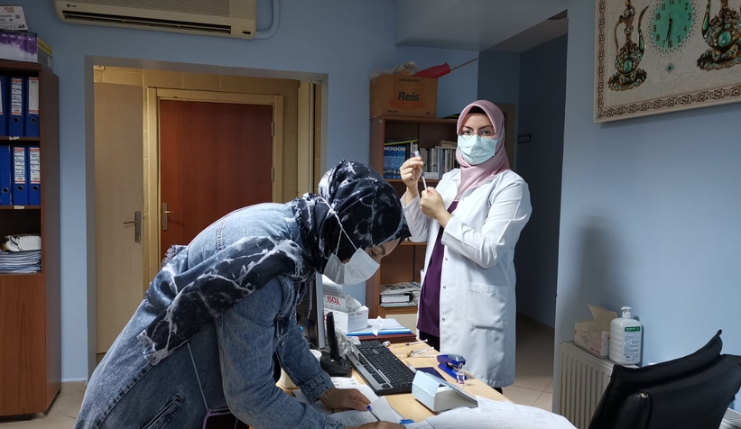 Akyazılılardan aşı çadırına yoğun ilgi