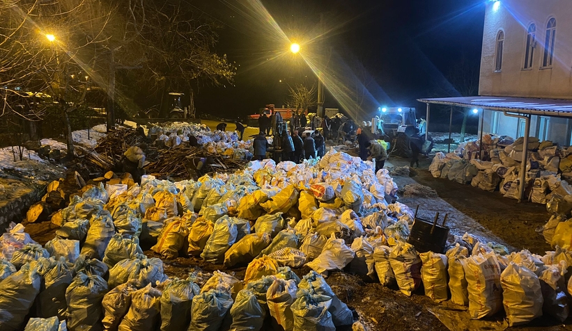 Akyazılılardan depremzedelere ısınmak için odun yardımı