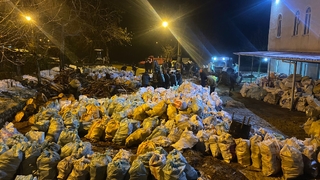 Akyazılılardan depremzedelere ısınmak için odun yardımı