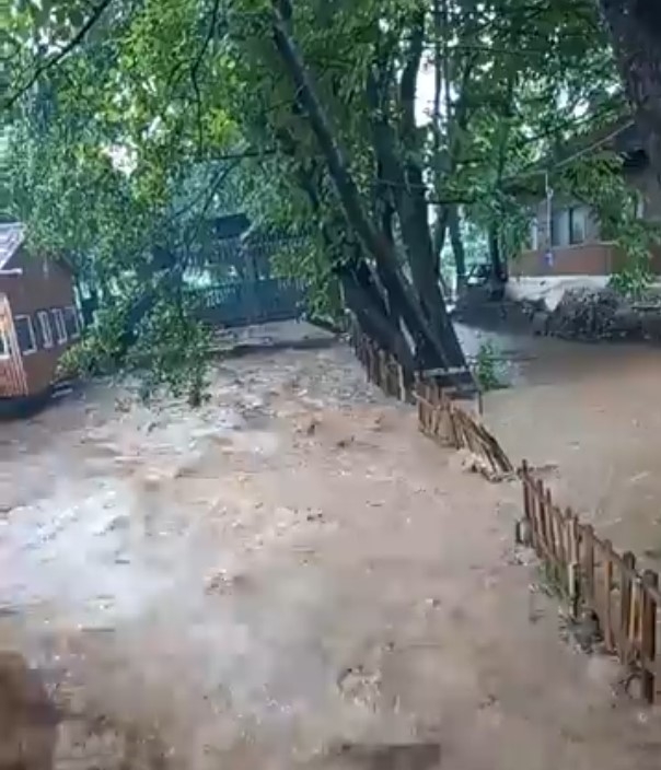 Alabalık tesisi ve restoran sular altında