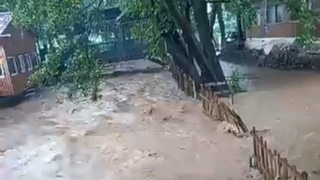 Alabalık tesisi ve restoran sular altında