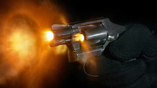 Alacaklısının evini basıp kurşun yağdırdı