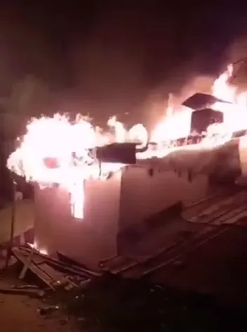 Alev alev yanan ev küle döndü
