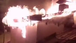 Alev alev yanan ev küle döndü