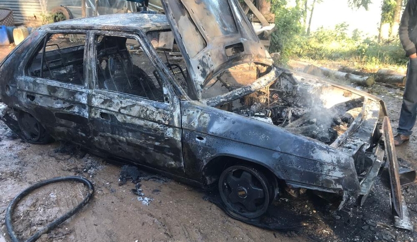 Alev alev yanan otomobilden geriye iskeleti kaldı