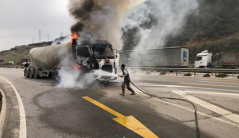 Alev alev yanan tırdan canını son anda kurtardı