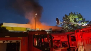 Alevlere teslim olan kafe küle döndü