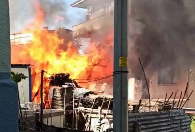 Alevleri görünce annem içeride diye bağırdı