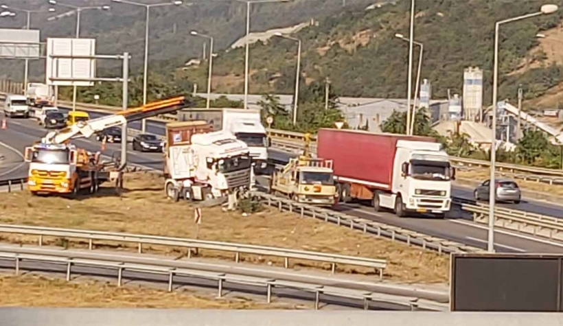 Alifuatpaşa'da TIR bariyerlere girdi! 