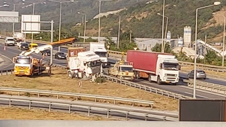 Alifuatpaşa'da TIR bariyerlere girdi! 