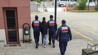 Alkol parası vermeyen babası ve babaannesinin kapısına ateş etti