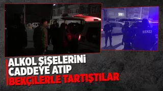 Alkol şişelerini caddeye attılar