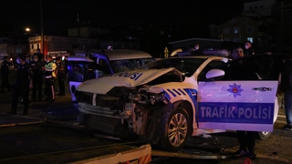 Alkollü sürücü kontrol noktasına daldı: 1’i polis memuru 3 yaralı