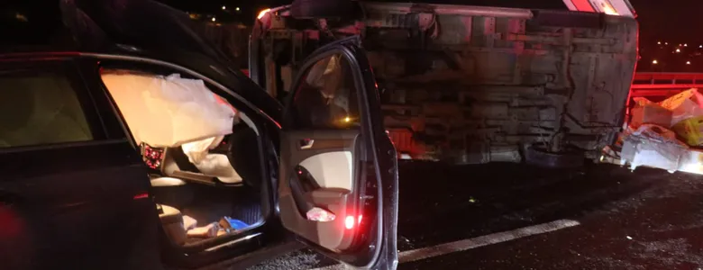 Alkollü sürücü minibüse çarptı: 1 ölü, 3 yaralı