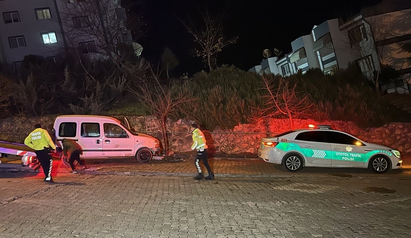 Alkollü sürücü önce polis aracına, sonra ağaca çarptı