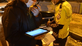 Alkollü sürücü polise enselendi