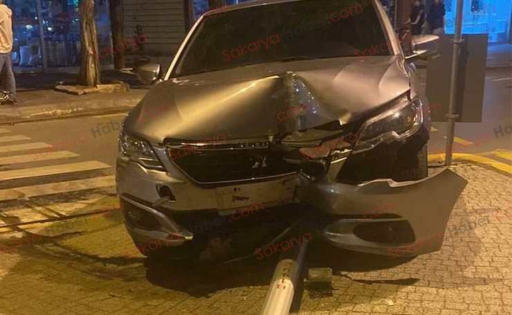 Alkollü sürücü yön levhasına çarptı