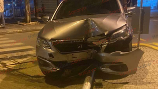 Alkollü sürücü yön levhasına çarptı