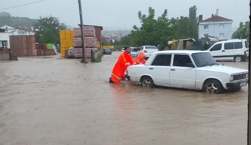 Alt geçitte araç içinde mahsur kalan 6 kişi kurtarıldı