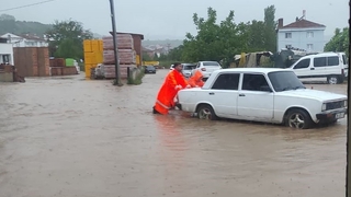 Alt geçitte araç içinde mahsur kalan 6 kişi kurtarıldı