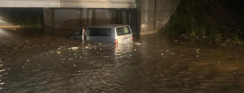 Alt geçitte korku dolu anlar; Anne ve oğlu kurtarıldı