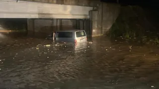 Alt geçitte korku dolu anlar; Anne ve oğlu kurtarıldı