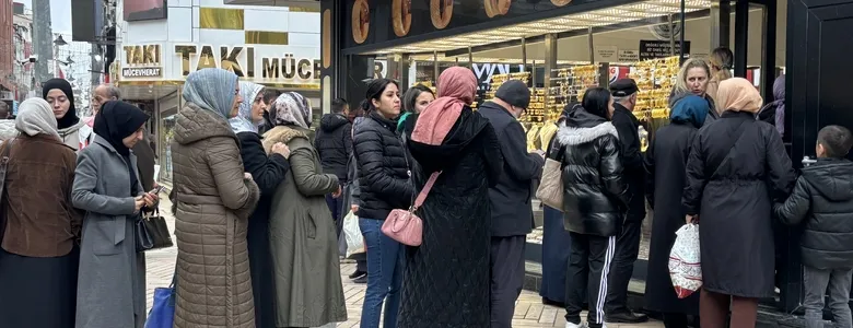Altın almak için kuyruğa girdiler