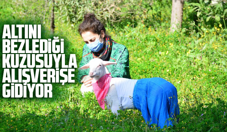 Altını bezlediği kuzusuyla alışverişe gidiyor