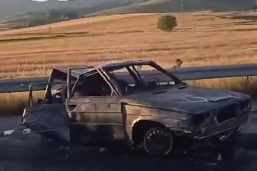 Amasya’nın Gümüşhacıköy ilçesinde iki aracın çarpışması sonucu meydana gelen kazada yanan otomobilde aynı aileden 3 kişi can verdi.