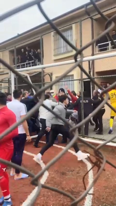 Amatör küme maçında futbolcular birbirine girdi