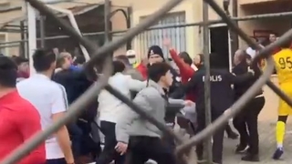 Amatör küme maçında futbolcular birbirine girdi