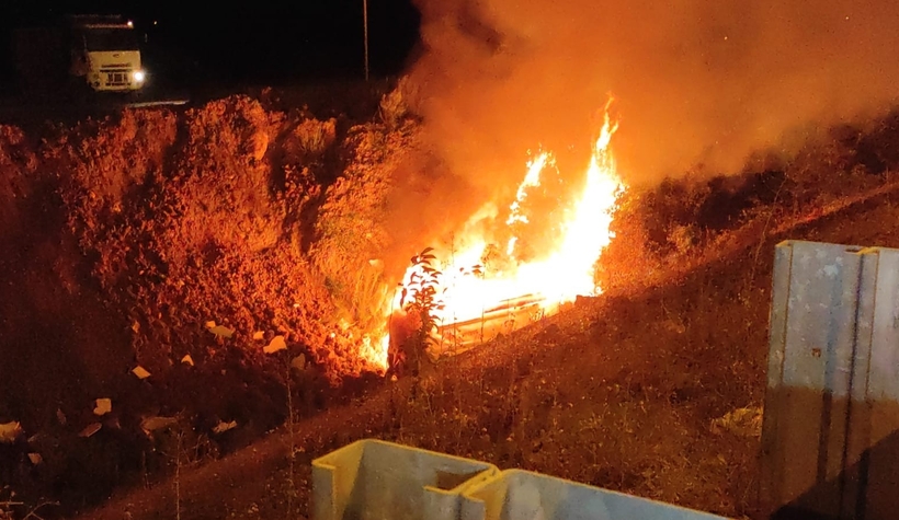 Ambulans alev topuna döndü, sağlık ekibi ve hasta...