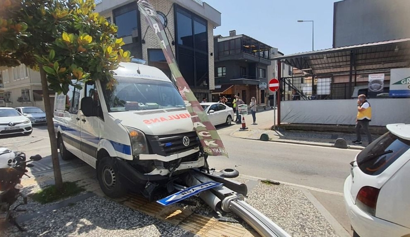 Ambulans aydınlatma direğine çarptı