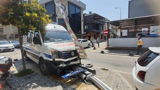 Ambulans aydınlatma direğine çarptı