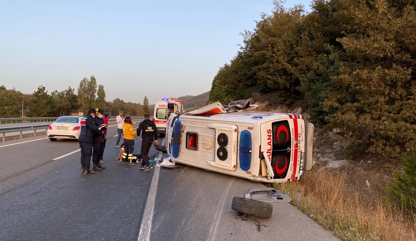 Ambulans çekiciye çarptı: 2 yaralı