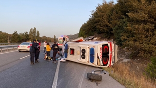 Ambulans çekiciye çarptı: 2 yaralı