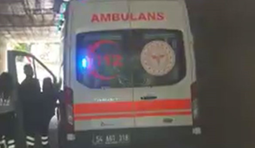 Ambulans geçitte sıkıştı