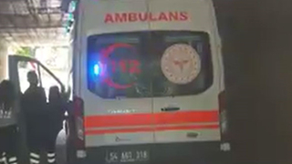 Ambulans geçitte sıkıştı