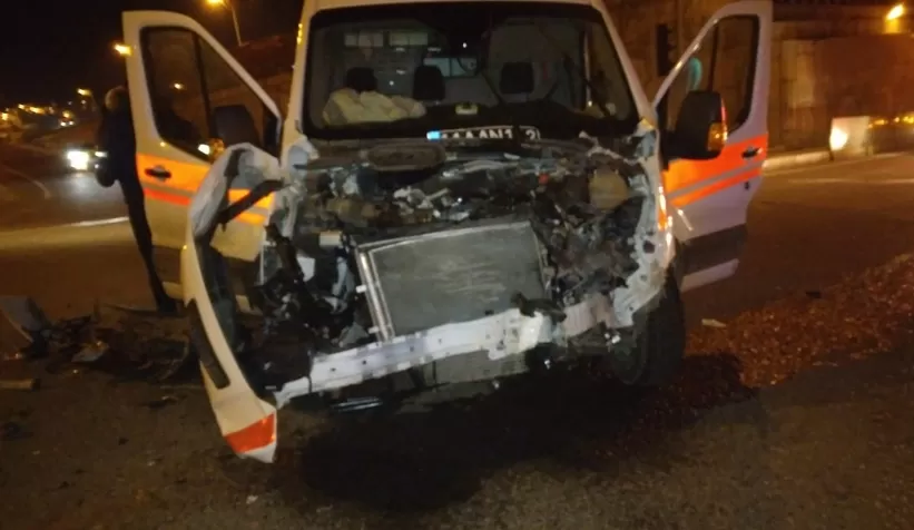 Ambulans ile işçi taşıyan minibüs çarpıştı: 8 yaralı
