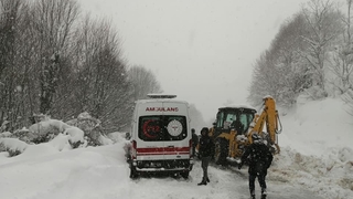 Ambulans kara saplandı doğum hastası mahsur kaldı